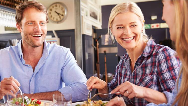 Mitarbeiter essen mit Sodexo® Restaurant Pass