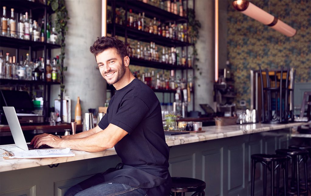 Mann in einer Bar plant mit dem vyble® Schichtplan