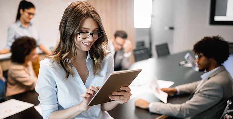 mitarbeitering-besprechung-tablet-ess-AdobeStock_249042871-converted Mitarbeiterin mit der ESS Software von vyble®